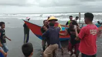 Bocah 10 tahun di Cilacap terseret ombak Laut Kidul atau pantai selatan cilacap, di Pantai Kemiren. (Foto: Liputan6.com/Basarnas/Muhamad Ridlo)