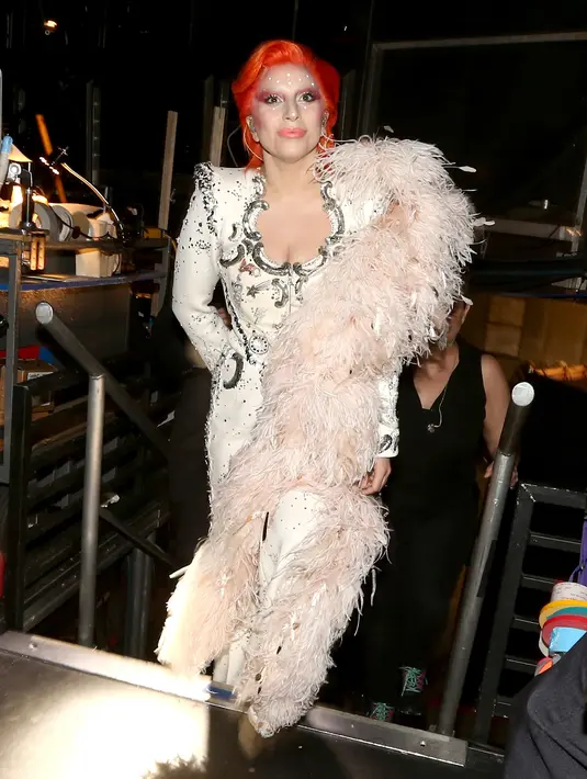 Penyanyi 29 tahun ini mengatakan jika tribut untuk David Bowie mungkin menjadi hal paling menantang yang ia lakukan selama kariernya. Karena Gaga sangat dipengaruhi Bowie dalam membantu pembentukan identitasnya. (AFP/Bintang.com) Sumber: telegraph.co.uk