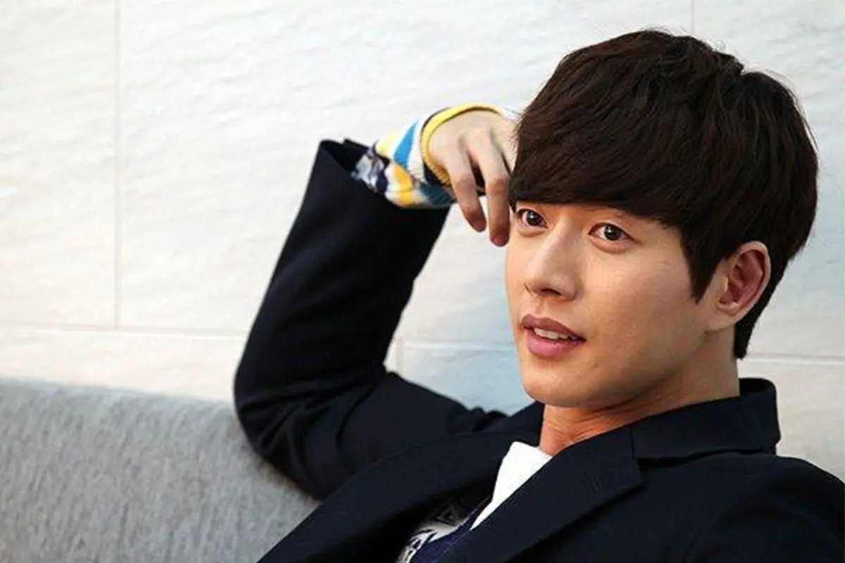 Park Hye Jin ikut menyumbangkan pohon seperti yang dilakukan penggemarnya.