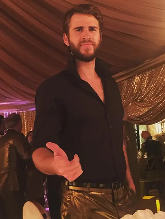 Miley dan Liam merayakan tahun baru bersama dengan keluarga mereka, seperti ibunda Miley, Tish Cyrus, ibu dari Liam, Leonie Hemsworth, saudara laki-laki dan saudara ipar perempuan Liam, Chris Hemsworth dan Elsa Pataky. (Instagram/mileycyrus)