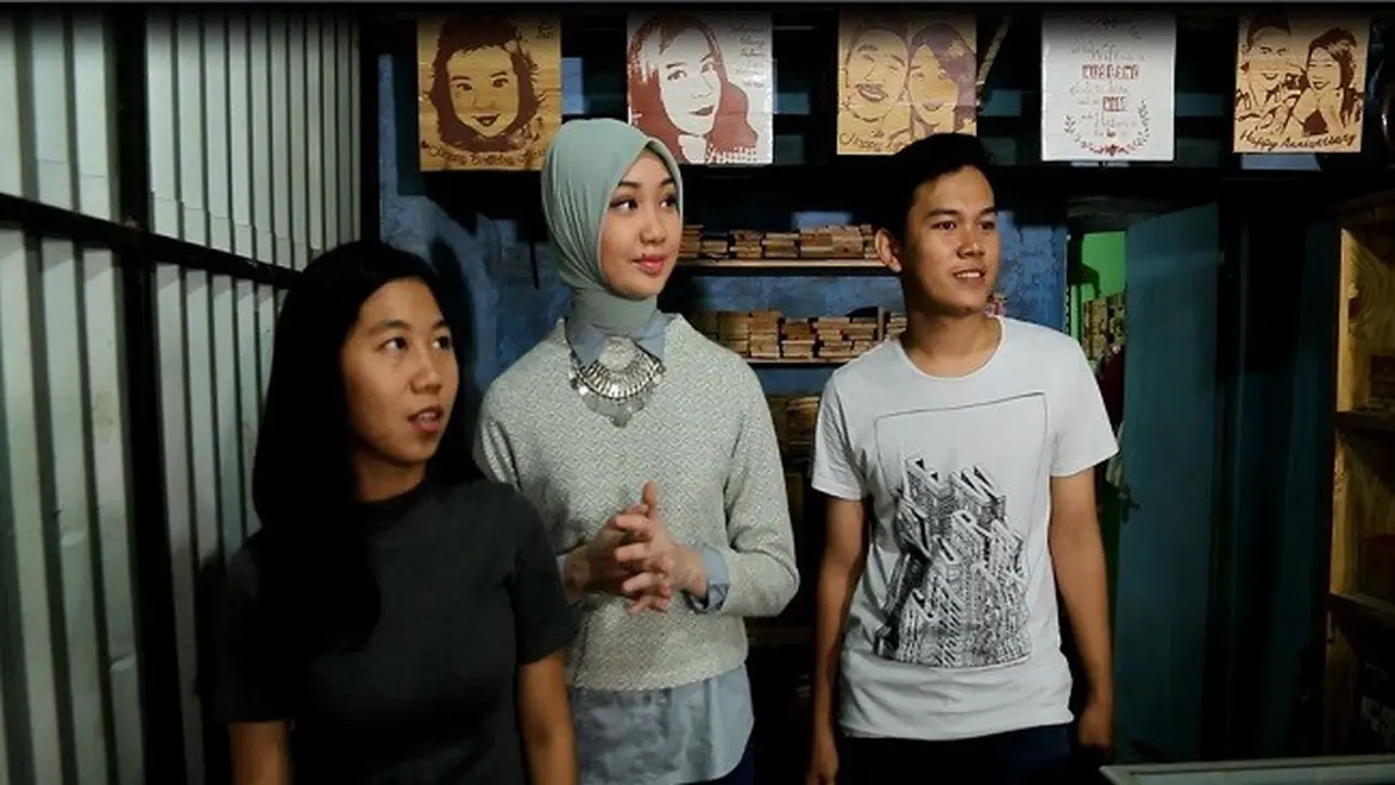 Pengusaha Lukisan Muka Kayu Ryka Ariesta dan Fikry, menemukan jalan berbisnis saat hendak memberikan suvenir bagi dosen di kampus. (Liputan6.com)