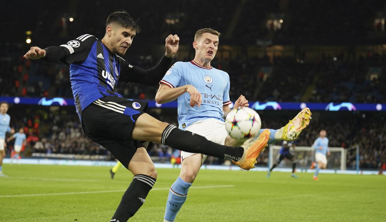 Bek FC Copenhagen Kevin Diks berebut bola dengan gelandang Manchester City Sergio Gomez dalam matchday ketiga Grup G Liga Champions 2022/2023 di Etihad Stadium, Kamis (6/10/2022) dini hari WIB.  Sejak awal Manchester City sudah menguasai jalanya laga. Belum tujuh menit laga berjalan, pasukan Pep Guardiola sudah berhasil unggul. (AP Photo/Dave Thompson)