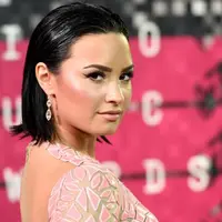 Demi Lovato berkomentar soal tindakan kurang menyenangkan yang dilakukan haters terhadap dirinya. 