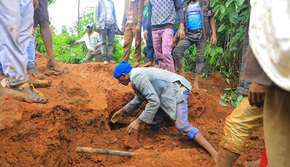 Dengan menggunakan sekop atau tangan kosong, penduduk setempat mencari korban selamat setelah tanah longsor di daerah terpencil di Ethiopia selatan menewaskan sedikitnya 229 orang. (Gofa Zone Government Communication Affairs Department/ESN / AFP)