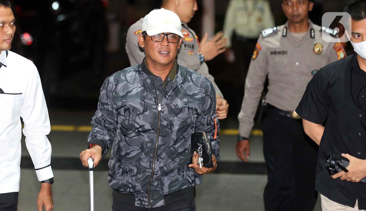 Penangkapan tersebut dikabarkan berkaitan dengan dugaan suap perihal pengesahan Rancangan Anggaran Pendapatan dan Belanja Daerah (RAPBD). Tampak dalam foto, Bupati Lampung Tengah, Ardito Wijaya saat tiba di Gedung Merah Putih Komisi Pemberantasan Korupsi (KPK), Jakarta, Rabu (10/12/2025). (Liputan6.com/Helmi Fithriansyah)