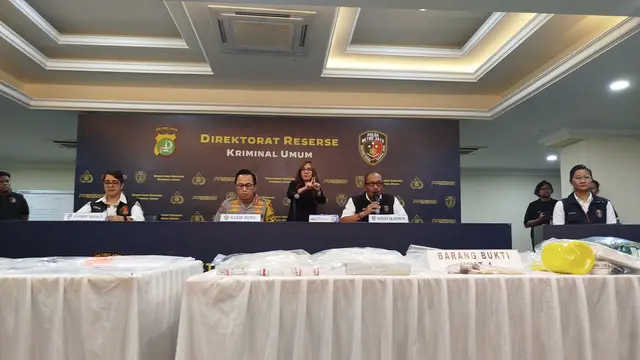Polisi menangkap dan menetapkan tersangka Ria Agustina (33) selaku pemilik Tabib Kecantikan Ria Beauty.