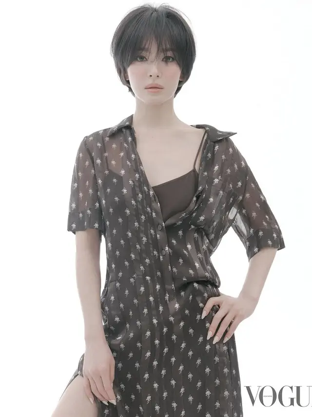 8 Potret Gothic Look Song Hye Kyo yang Nampang di Majalah Vogue, Bak Boneka Hidup di Usia 43 Tahun