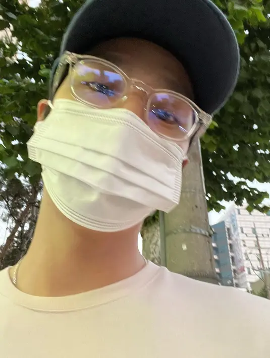 <p>Ada pula foto sang aktor sedang selfie mengenakan kacamata, masker dan topi. "Pas liat selfienya, berasa dipap mas pacaaar," kata warganet. (Foto: Instagram/ bohyunahn)</p>