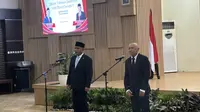 Menteri Koperasi dan UKM Periode 2019-2024 Teten Masduki melakukan Serah terima jabatan (Sertijab) Menteri Koperasi Periode 2024-2029 kepada Budi Arie Setiadi. (Tira/Liputan6.com)