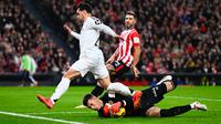 Kiper&nbsp;Athletic Bilbao, Julen Agirrezabala, terjatuh saat melakukan penyelamatan melawan Brahim Diaz dari Real Madrid dalam pertandingan La Liga Spanyol antara Athletic Bilbao dan Real Madrid di stadion San Mames di Bilbao, Spanyol, Kamis dini Hari WIB (5/12/2024)&nbsp;(AP Photo/Miguel Oses)
