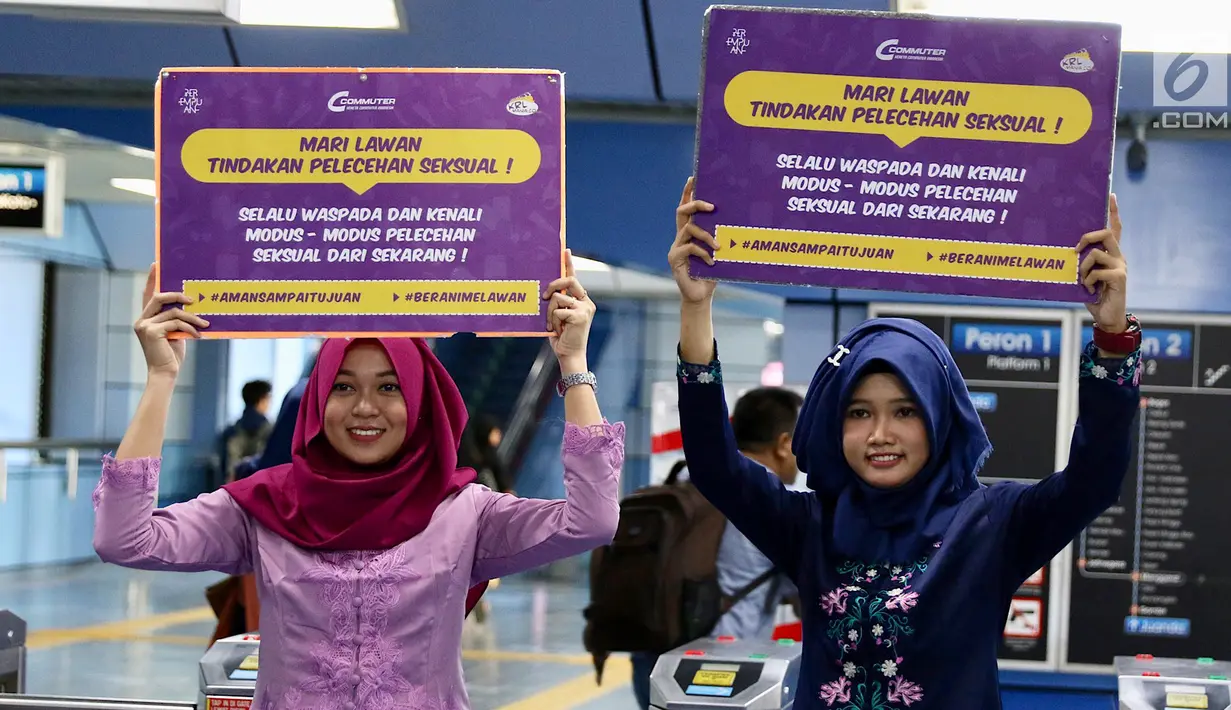 Gaya petugas PT KCI mengenakan kebaya saat sosialisasi pencegahan pelecehan seksual di KRL, Jakarta, Jumat (20/4). Kegiatan ini dalam rangka menyambut Hari Kartini. (Liputan6.com/Immanuel Antonius)