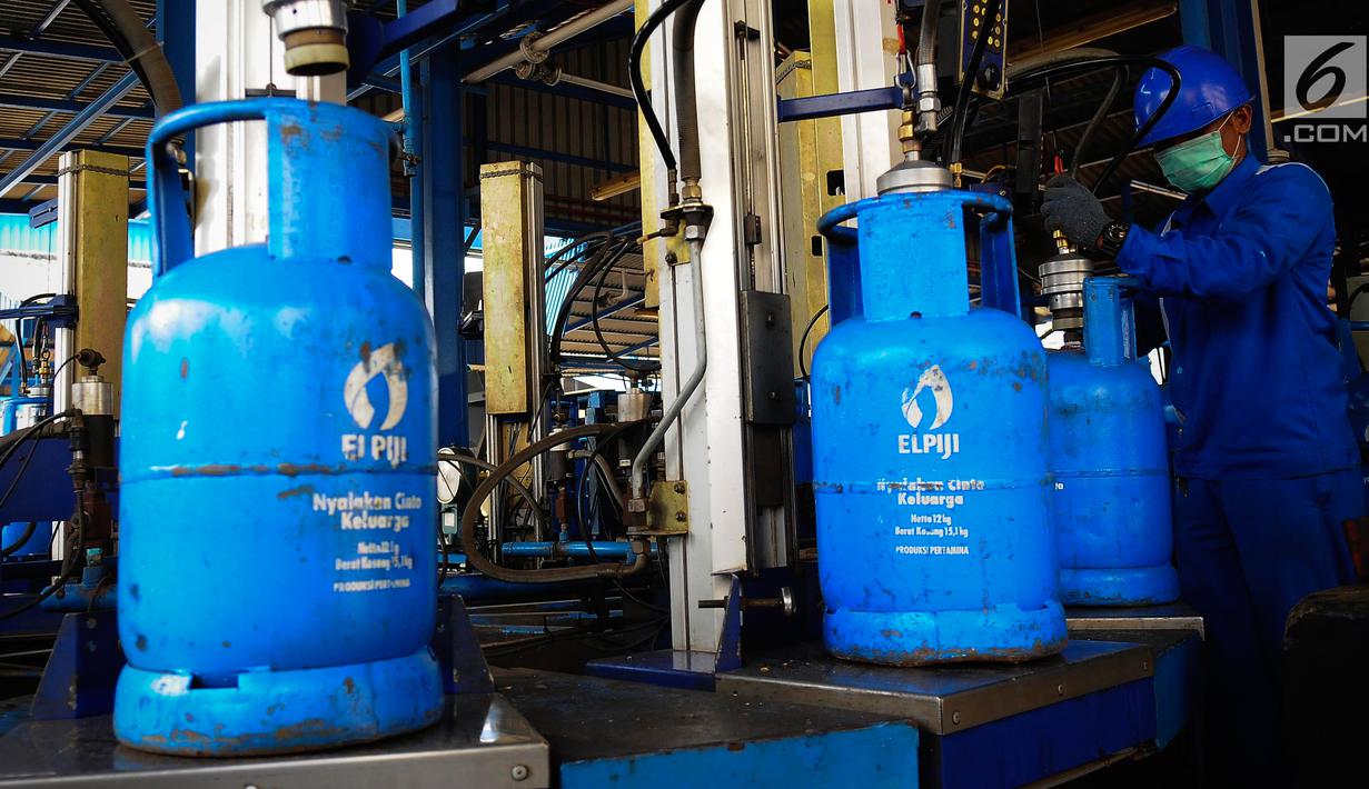 Pekerja melakukan pengisian ulang tabung gas 12 kg di SPBE (Stasiun Pengisian Bahan Bakar Elpiji), Srengseng, Jakarta, Jumat (3/5/2019). PT Pertamina (Persero) menjamin pasokan LPG aman terkendali selama periode Ramadan hingga Lebaran dan tidak ada kenaikan harga. (Liputan6.com/Angga Yuniar)
