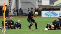 Pemain Timnas Thailand melakukan permainan saat latihan resmi di Stadion Pakansari, Bogor, Selasa (13/12). Thailand akan melakoni laga tandang final Piala AFF 2016 melawan Indonesia, Rabu (14/12). (Liputan6.com/Helmi Fithriansyah)