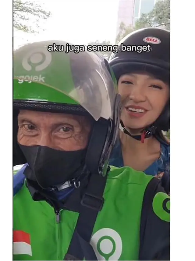 Momen driver ojol Babeh Ary bonceng Raline Shah. (Sumber: Instagram/ralineshah)