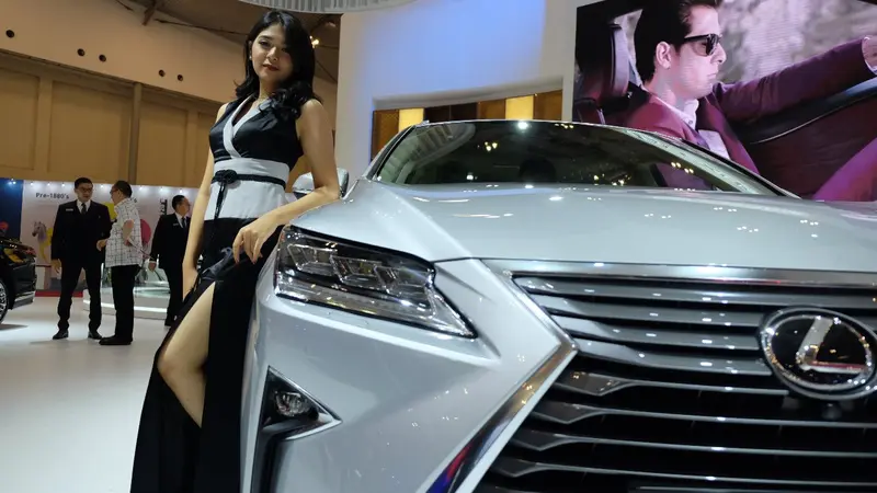 Usher berpose di samping mobil Lexus