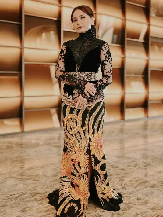 Ross juga pernah tampil mengenakan kebaya hitam high neck brokat dari Anne Avantie. Dengan bawahan kain bergaya slit.  (@itsrossa910)