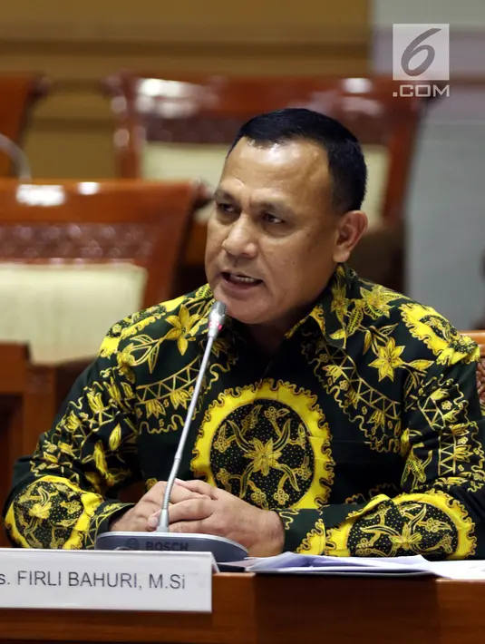 Calon Pimpinan KPK Irjen Pol Firli Bahuri menjalani uji kepatutan dan kelayakan di ruang rapat Komisi III DPR RI, Senayan, Jakarta, Kamis (12/9/2019). Para capim KPK mempresentasikan makalah dengan tema yang ditentukan saat uji kelayakan dan kepatutan. (Liputan6.com/Johan Tallo)