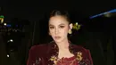 Tak kalah menarik adalah aksesori emas klasik dari Subeng Klasik yang dipilih Mahalini untuk melengkapi penampilannya.  [@mahalini].