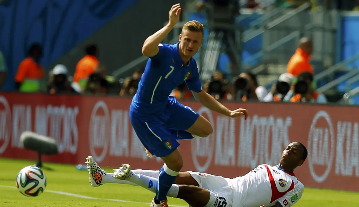 Pemain belakang Timnas Italia, Ignazio Abate (kiri) berusaha lolos dari hadangan Junior Diaz (Kosta Rika) saat berlaga di babak penyisihan Piala Dunia 2014 Grup D di Stadion Pernambuco, Recife, Brasil, (20/6/2014). (REUTERS/Brian Snyder)