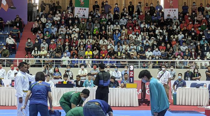 Medali emas pencak silat juga melayang dari kelas B putra 55-60 kg ketika pesilat Indonesia, Muhamad Yachser Arafa didiskualifikas karena dinilai melanggar atlet Singapura, Muhammad Hazim Din. (Bola.com/Muhammad Adiyaksa)