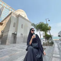 Umrah bareng suami dan buah hati, penampilan bercadar Paula Verhoeven mencuri perhatian. @paula_verhoeven.