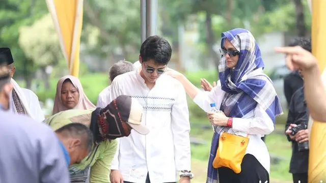 7 Potret Pemakaman Ibunda Maxime Bouttier, Luna Maya Setia Mendampingi