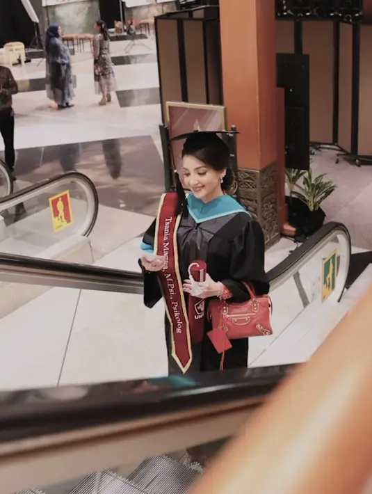 Ia melengkapi penampilannya dengan pulasan glam makeup look yang  flawless. Sementara rambutnya ditata bergaya sanggul rendah simple. [@tsaniamarwa54].