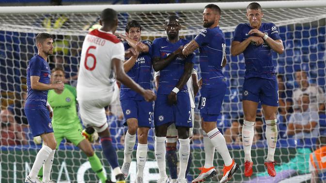 Bek Lyon, Marcelo mengambil tendangan bebas saat menghadapi Chelsea dalam International Champions Cup (ICC) di Stamford Bridge, London, Inggris, Selasa (7/8). Chelsea menang 5-4 atas Lyon. (Ian KINGTON/AFP)