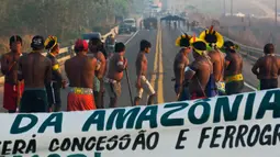 Masyarakat suku Kayapo memblokir jalan raya utama Trans-Amazonian di Novo Progresso di Negara Bagian Para, Brasil (17/8/2020). Mereka memprotes kurangnya dukungan pemerintah selama pandemi Covid-19 dan deforestasi (penghilangan hutan) ilegal di wilayah mereka. (AFP Photo/Carl De  Souza)