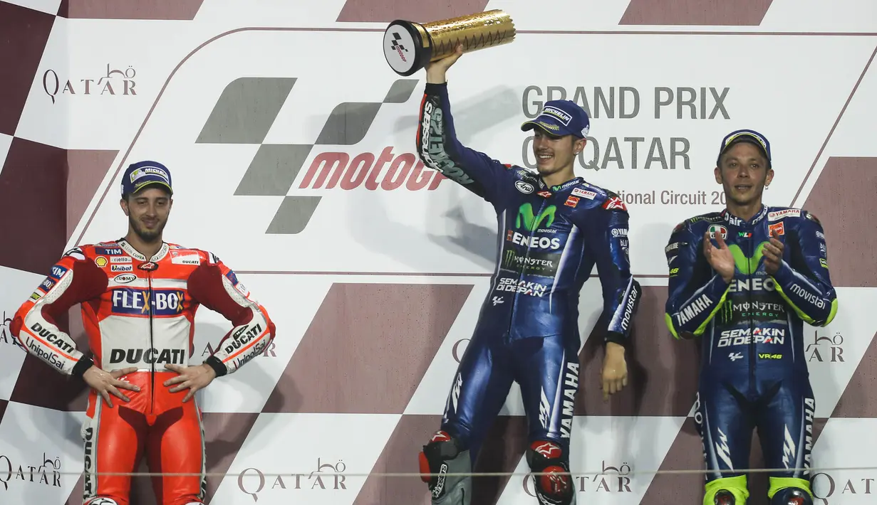 Pebalap Movistar Yamaha, Maverick Vinales, berhasil meraih meraih gelar MotoGP Qatar di Sirkuit Losail, Minggu (26/3/2017). Pada peringkat kedua ditempati pebalap Ducati, Andrea Dovizioso dan posisi ketiga diduduki Valentino Rossi. (AFP/Karim Jaafar)