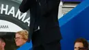 Manajer Chelsea, Antonio Conte berteriak di pinggir lapangan saat Chelsea melawan West Ham United dalam Liga Primer Inggris di Stadion Stamford Bridge, Senin (15/8). Chelsea keluar sebagai pemenang dengan skor 2-1. (REUTERS/ Eddie Keogh)
