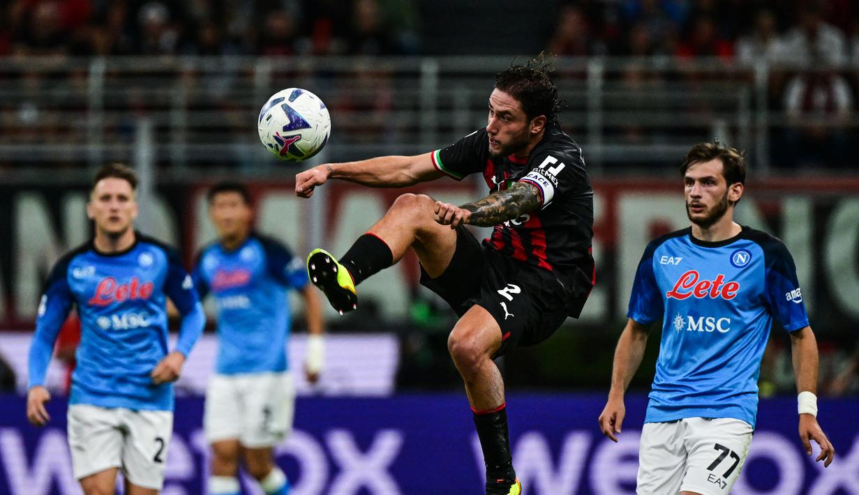 Bek AC Milan, Davide Calabria menendang bola saat bertanding melawan Napoli pada pertandingan lanjutan Liga Serie A Italia di stadion San Siro di Milan, Senin (19/9/2022). Napoli menang tipis atas AC Milan 2-1. (AFP/Miguel Medina)