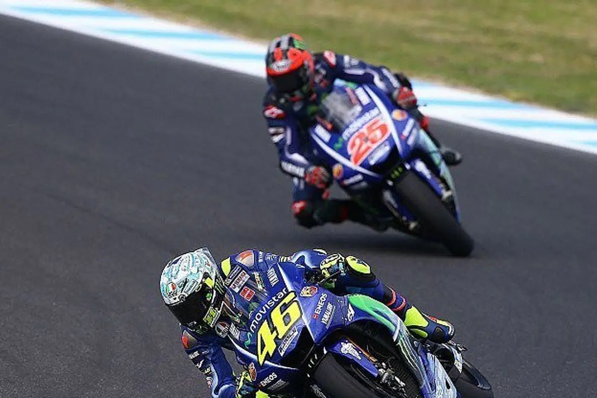 Valentino Rossi (depan) dan Maverick Vinales.