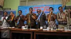 Ketua Komisi Nasional Perlindungan Anak Aris Merdeka Sirait (ketiga kanan), Karo Penmas Mabes Polri Brigjen Pol Agus Rianto (ketiga kiri) dan kalangan terkait lainnya memukul kentongan pada acara diskusi Polemik, Jakarta, (7/5). (Liputan6.com/Johan Tallo)