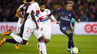Liukan Neymar saat melewati para pemain Lyon pada lanjutan Ligue 1 Prancis di Parc des Princes stadium, Paris, (17/9/2017). PSG menang 2-0. (AP/Francois Mori)