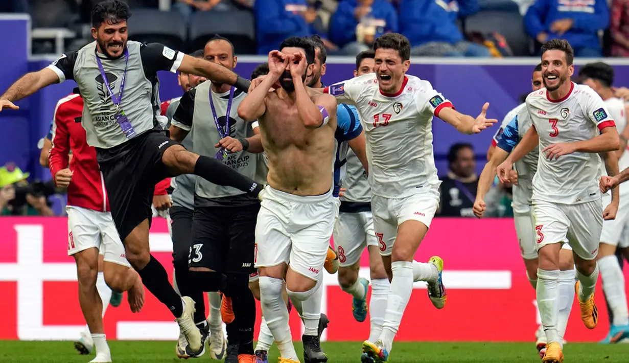 Gol itu juga menjadi lesakan pertama Suriah di Piala Asia 2023 setelah memulai dua laga perdana dengan hasil seri kontra Uzbekistan (0-0) dan ditekuk Australia (0-1). Mereka finis dengan raihan 4 poin di bawah Australia (7) dan Uzbekistan (5). (AP Photo/Aijaz Rahi)