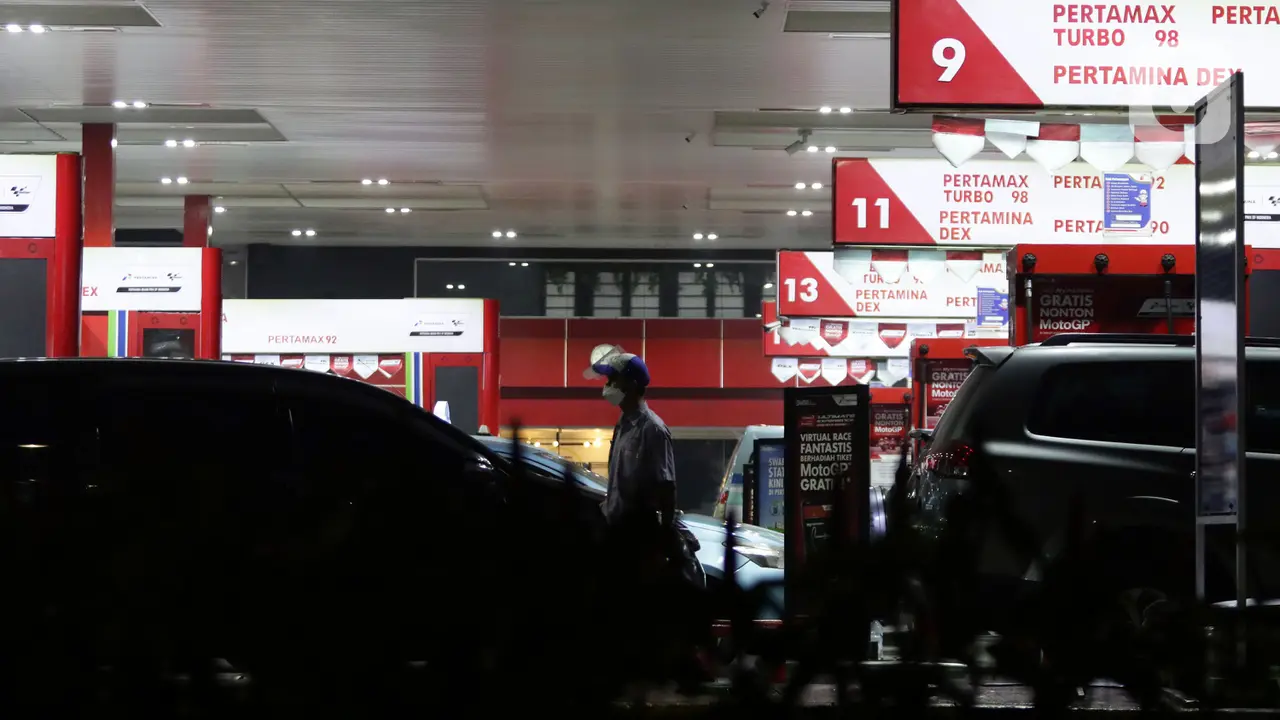 FOTO: Antrean Kendaraan Jelang Kenaikan Harga Pertamax