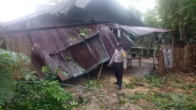 Angin kencang rubuhkan rumah warga di Makassar (Liputan6.com/ Eka Hakim)