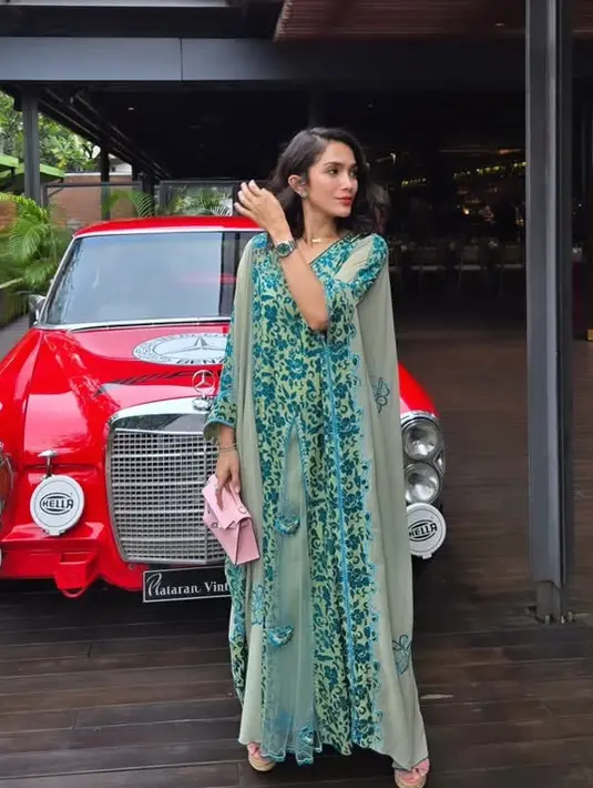 <p>Ussy Sulistiawaty tampil mengenakan kaftan hijau dengan aksen bunga. Menariknya kaftan ini milik almarhum ibundanya. [@ussypratama]</p>