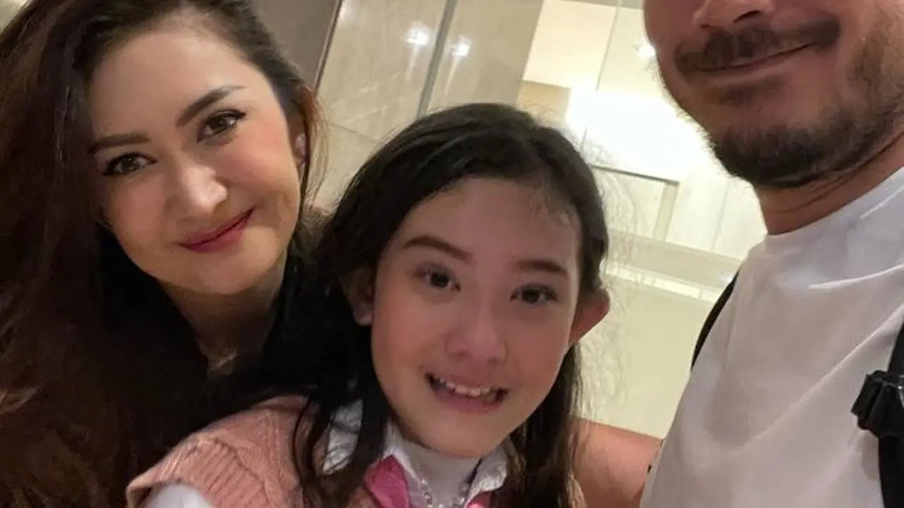 Potret kebersamaan Nafa Urbach dan Zack Lee bersama putri mereka. (Foto: Instagram/nafaurbach)