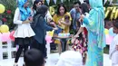 Dalam acara itu, Raffi dan Nagita mengundang beberapa anak yatim piatu dari panti asuhan. Datang dengan mengenakan busana muslim bernuansa putih. (Nurwahyunan/Bintang.com)