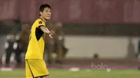 Pemain Mintra Kukar asal Korea Selatan, Oh In Kyun saat beralaga melawan Persib Bandung pada Piala Presiden 2017. (Bola.com/Nicklas Hanoatubun)