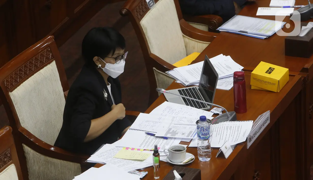 Menteri Luar Negeri Retno Marsudi saat Rapat Dengar Pendapat (RDP) bersama Komisi I DPR RI, Jakarta, Selasa (26/1/2021). Rapat tersebut membahas perkembangan diplomasi vaksin COVID-19 guna program vaksinasi nasional. (Liputan6.com/Angga Yuniar)