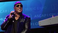 Stevie Wonder merupakan musisi tunanetra paling populer di dunia. Ia sudah bernyanyi sejak usia 11 tahun. (Tommaso Boddi/GETTY IMAGES NORTH AMERICA/AFP)