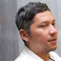 "Saya ambil contoh simple nya ya. Gubernur Jakarta yang bisa menertibkan pemukiman liat pinggir kali cuma beliau. Penertiban Tanah Abang, pergerakan team orange mengatasi banjir," imbuh Gading.  (Andy Masela/Bintang.com)