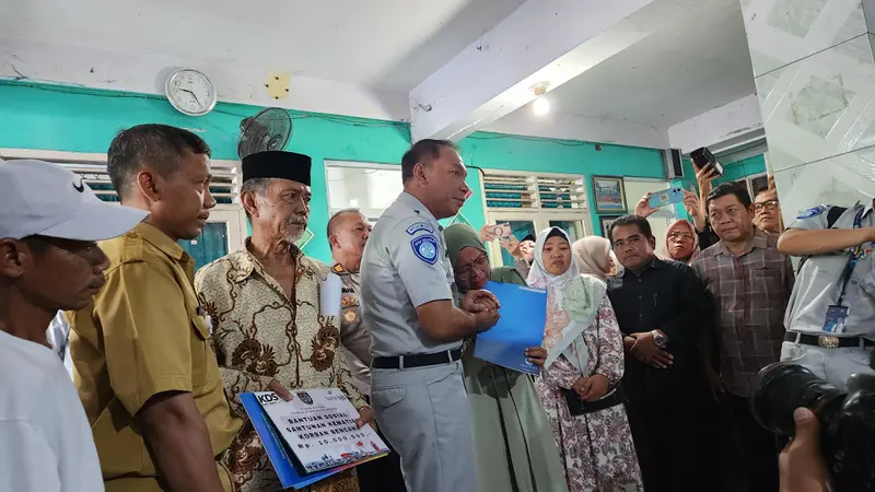 Jasa Raharja memberikan santunan kepada ahli waris pelajar dan guru SMK Lingga Kencana yang mengalami kecelakaan bus di wilayah Subang.