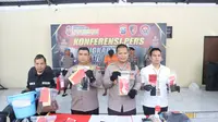 Pelaku pembunuhan penjual nasi bebek diamankan di Mapolresta Sidoarjo. (Dian Kurniawan/Liputan6.com)