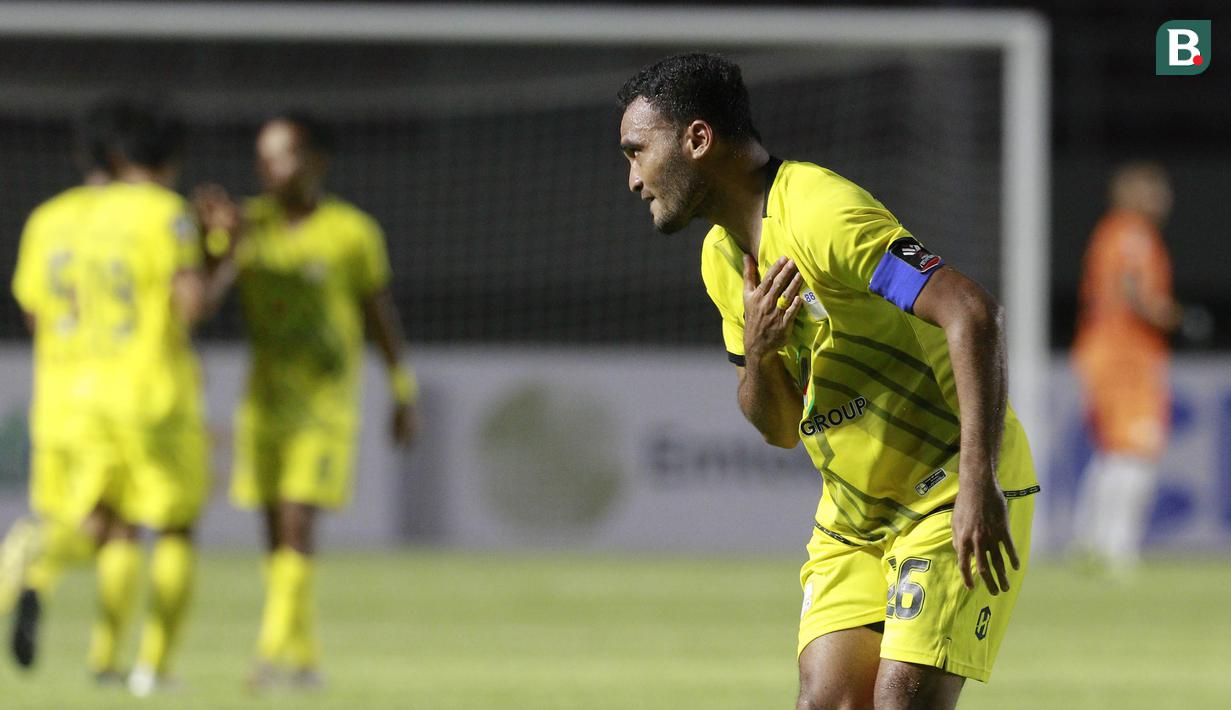 Penyerang Barito Putra, Rizky Pora, melakukan selebrasi usai mencetak gol ke gawang PSIS Semarang pada laga Piala Menpora di Stadion Manahan, Solo, Minggu (21/3/2021). Kedua tim bermain imbang 3-3. (Bola.com/M Iqbal Ichsan)