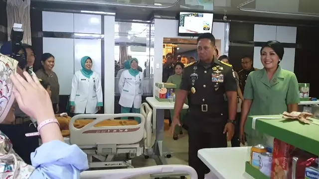Menangis, Ini 7 Momen Jenderal TNI Andika Perkasa Jenguk Sertu Rizka yang Alami Kebutaan