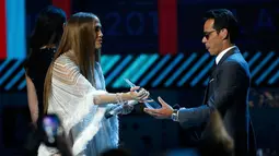 Penyanyi Jennifer Lopez memberikan piala penganugerahan dalam kategori "person of the year" kepada mantan suaminya, Marc Anthony di Latin Grammy Awards ke-17, Las Vegas, Nevada, AS, (17/11). (REUTERS/Mario Anzuoni)